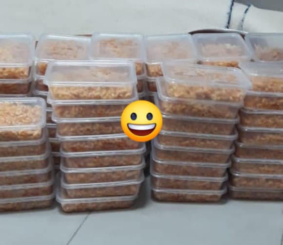Un GRAND MERCI pour nos bénévoles qui cuisinent maintenant 250 repas par jour pour les demandeurs d’asile sans abri. Nous remercions également les donateurs des denrées alimentaires qui nous soutiennent par leurs dons. Sans vous, on ne pourrait pas continuer à les aider.